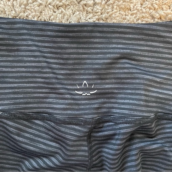 Beyond Yoga Stripe Essential Legging Size S black grey - Picture 2 of 12